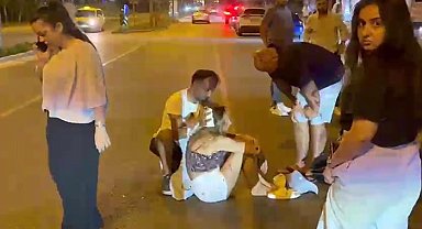 Manavgat'ta Turist Transfer Aracından Motosiklete Çarptı: 2 Polonyalı Turist Yaralandı