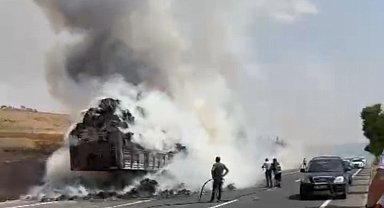 Mardin Mazıdağı'nda Saman Yüklü Tır Alev Alev Yandı