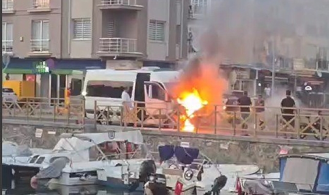 Marmaris&#039;te Turist Minibüsü Alev Aldı: Can Kaybı Yok