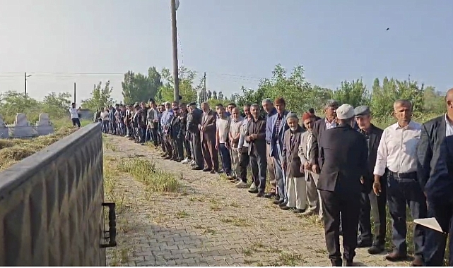 Muş Kırkköy&#039;de Geleneksel Bayramlaşma Töreninde Uzun Kuyruklar Oluştu