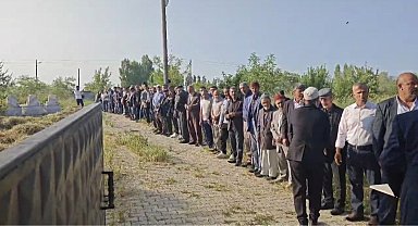Muş Kırkköy'de Geleneksel Bayramlaşma Töreninde Uzun Kuyruklar Oluştu