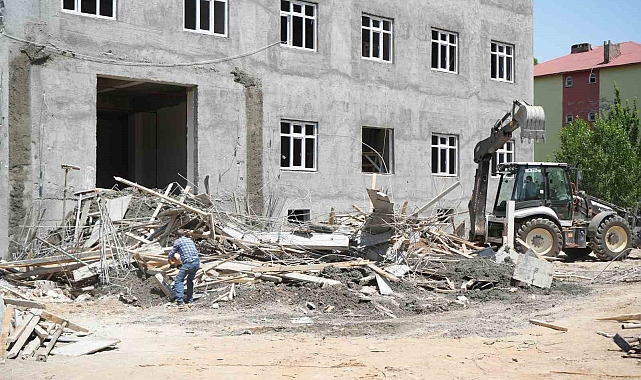 Muş&#039;ta Okul İnşaatında Sundurma Çöktü: 2 İşçi Yaralı