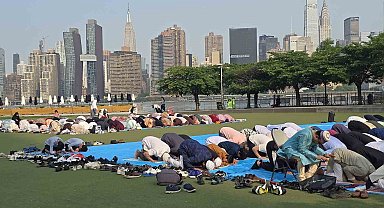 New York'ta bayram namazı sıcak hava nedeniyle parkalarda kılındı