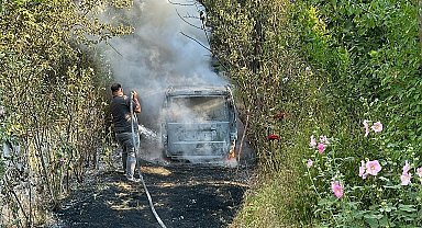 Osmaniye'de Ot Yangını Otomobili Kül Etti