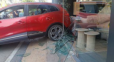Otomobil mobilya mağazasına daldı, facia ucuz atlatıldı