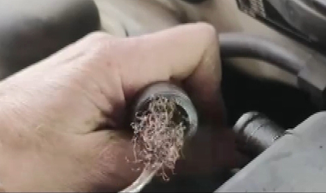 Otomobilin motorundan bulaşık teli çıktı
