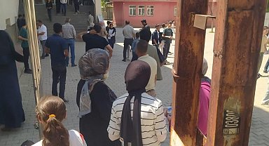 Patnos'ta LGS Heyecanı Sona Erdi: Öğrenciler Ter Döktü, Veliler Umutla Bekledi