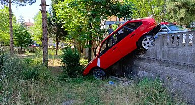 Safranbolu'da Otomobil Bahçeye Uçtu: Direksiyon Kilitlemesi İddiası