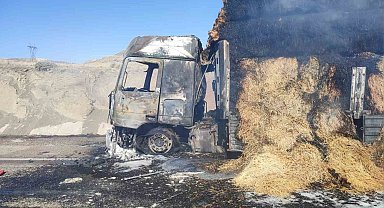 Saman balyası yüklü tır yandı
