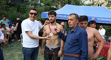 Samsun Vezirköprü'de Asırlık Düğün Güreşleri Geleneği Coşkuyla Yaşatıldı