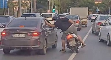 Samsun'da Trafik Tartışması Motosiklet Sürücüsünün Otomobil Kapısına Vurmasıyla Bitti