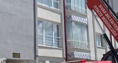 Sivas'ta İpe Takılan Kuş İtfaiye Ekiplerince Kurtarıldı