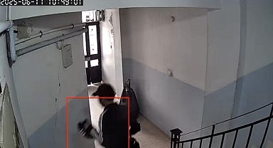 Sultangazi'de Cerrahi Maskeli Hırsız Ayakkabıları Çaldı: O Anlar Kamerada!