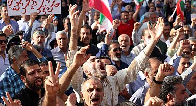 Tahran'da ABD Saldırıları Protesto Edildi: Yüzbinler Meydanlara İndi