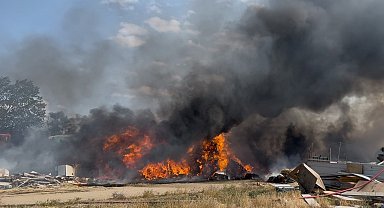 Tekirdağ Çorlu'da 5 Bin 600 Ot Balyası Kül Oldu