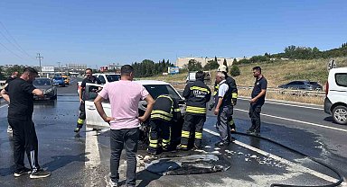 Tekirdağ'da Seyir Halindeki Araç Alev Aldı: 3 Kişi Son Anda Kurtuldu