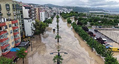Toklu Deresi taştı, eski devlet sahil yolu sular altında kaldı