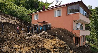 Trabzon'da Heyelan 5 Evi Tehdit Ediyor, Yol Ulaşıma Kapandı