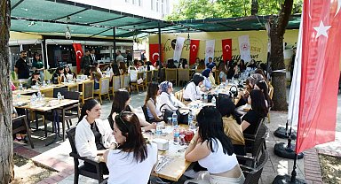 Tunceli Valisi Aygöl'den Sınavlar Nedeniyle Memleketine Gidemeyen Öğrencilere Bayram Kahvaltısı