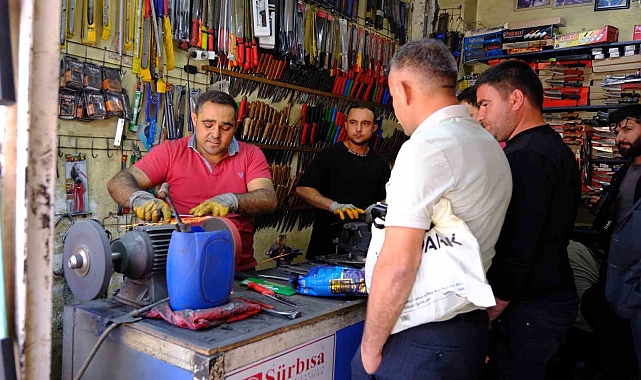 Van&#039;da Bayram Mesaisi: Bıçak Bileme Ustalarının İşleri Katlandı!