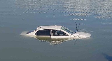 Van'da Otomobil Gölete Uçtu: 2 Yaralı!