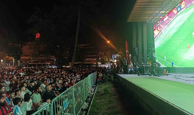 Vanspor FK taraftarları final coşkusunu dev ekranda yaşıyor