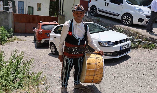 Vezirköprü&#039;nün Davulcusu Ömer Kaçar, 60 Yıldır Coşturuyor!