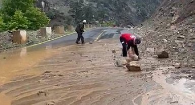 Yahyalı'da Heyelan: Sağanak Yağış Sonrası Mahsur Kalan Araçlar Kurtarıldı