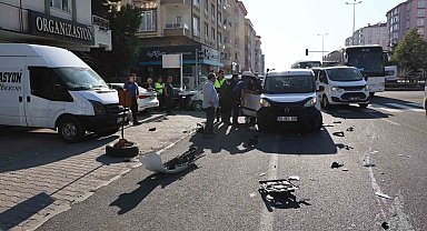 Yola kontrolsüz çıkan sürücü kazaya neden oldu: 3 yaralı
