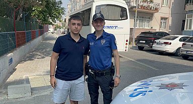 Yolda bulduğu paraları polis teslim etti
