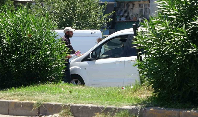 Adana&#039;da Kırmızı Işıkta Cam Silme Bahanesiyle Tehdit: Sürücüler Bezdi