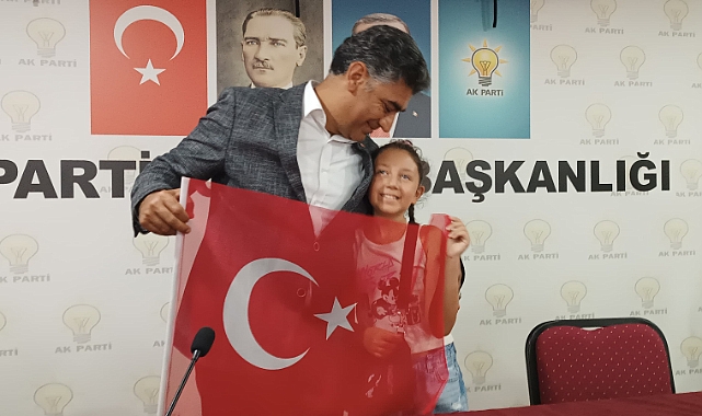 AK Parti Iğdır Teşkilatlarından 15 Temmuz’da Anlamlı Etkinlik: Esnafa Türk Bayrağı Dağıtıldı