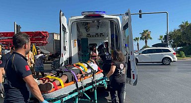 Alanya'da Otomobiller Çarpıştı: Bir Sürücü Araçta Sıkıştı