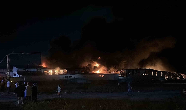 Arnavutköy&#039;de Sünger ve Plastik Fabrikasında Gece Yarısı Patlama ve Yangın: Ekipler Seferber Oldu