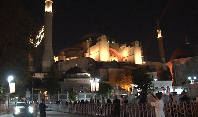 Ayasofya&#039;da Tarihi Sabah Namazı: 86 Yıllık Özlem ve Gazze İçin Dualar Bir Arada