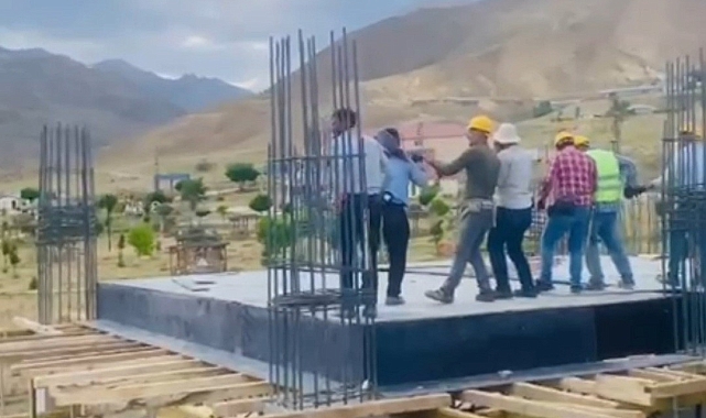 Başkale&#039;de İnşaat İşçilerinin Düğün Müziğiyle Halay Keyfi Kamerada!