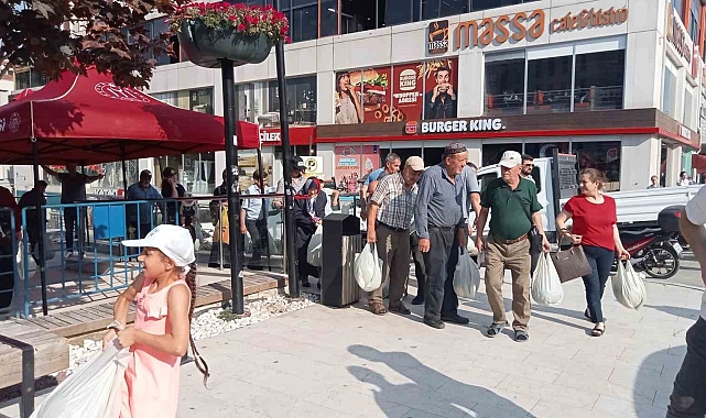 Bilecik Belediyesinden Örnek Uygulama: Tarladan Tüketiciye Ücretsiz Karpuz Dağıtımı!