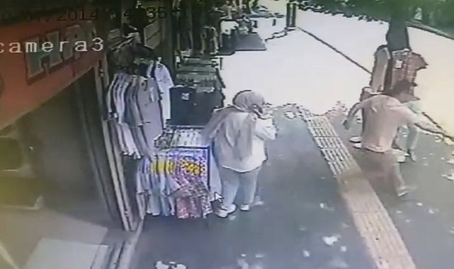 Bingöl&#039;de Unutulan Bebek Arabası Kaldırımdan Düştü: Bebek Kurtuldu