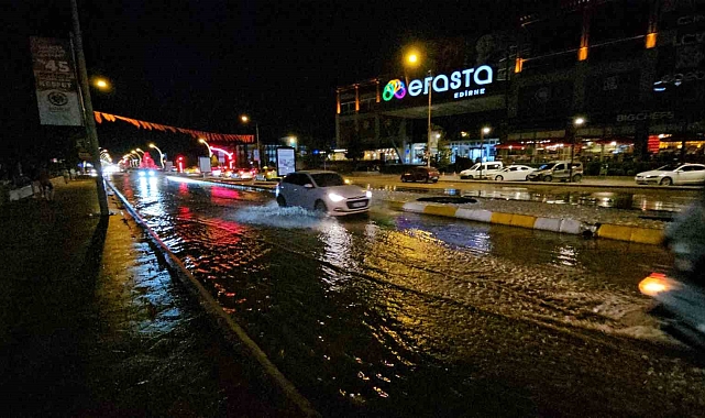 Edirne&#039;de Ana İçme Suyu Hattı Patladı: Cadde ve Sokaklar Göle Döndü