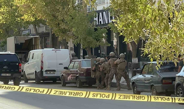 Elazığ&#039;da Dehşet Veren Anlar: İntihar Girişimi Kanlı Bitti, Bir Polis Yaralandı