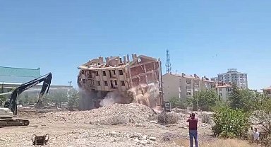 Elazığ'da Depremde Ağır Hasar Alan Bina Kornayla Yıkıldı: O Anlar Kamerada!