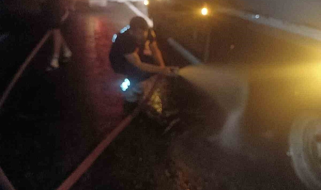 Erciş&#039;te Seyir Halindeki Tır Yangını Son Anda Önledi