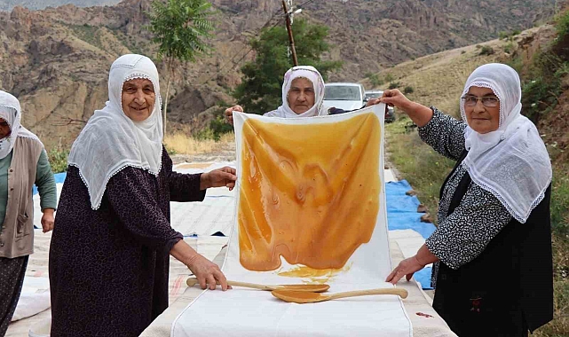 Erzurum&#039;da Dut Pestili Mesaisi Başladı: Geleneksel Lezzet Kışa Hazırlanıyor