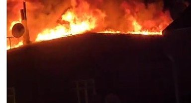 Gaziosmanpaşa'da yangın paniği: 3 katlı binanın çatısı alev alev yandı