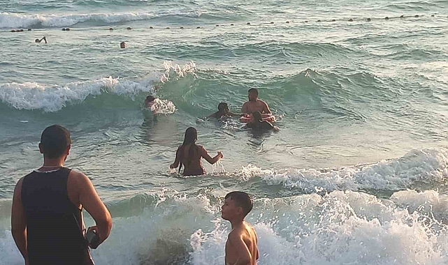 Hatay&#039;da Rip Akıntısına Kapılan 3 Çocuk Cankurtaranlarca Kurtarıldı