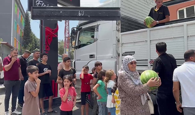 Hayırsever Esnaf 20 Ton Karpuzu Depremzedelere Bedava Dağıttı!