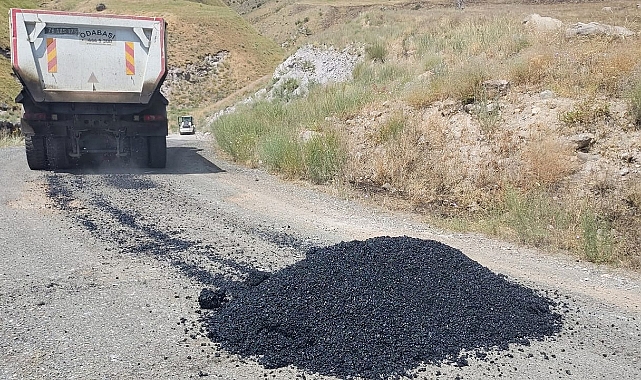 İl Özel İdaresi, Yağışların Bozduğu Köy Yollarını Onarıyor