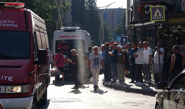 İzmit&#039;te Çatı Katı Yangını: Mahsur Kalanlar Kurtarıldı