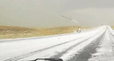 Kars-Selim Karayolu Dolu Yağışı Altında Beyaza Büründü