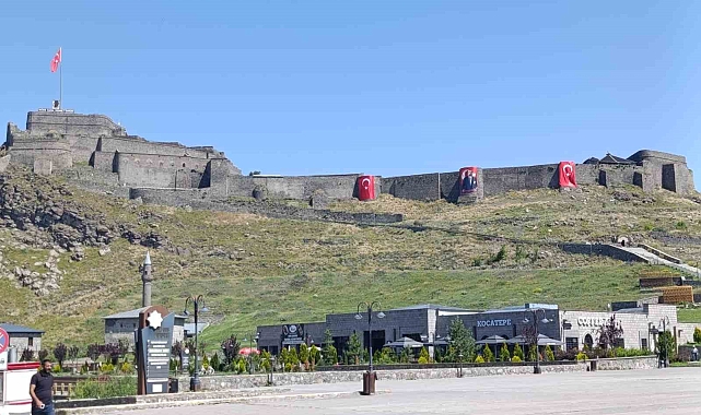Kars, &quot;Terörsüz Türkiye&quot; Çağrısıyla Ay Yıldızla Donatıldı